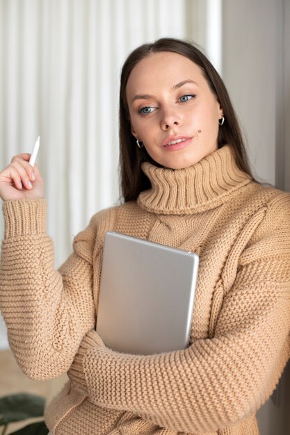 Donna del colpo medio che assorbe l'ipad