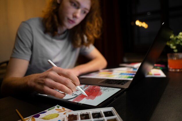Donna del colpo medio che attinge ipad