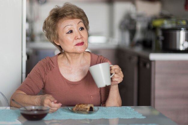 Donna del colpo medio che cattura la colazione