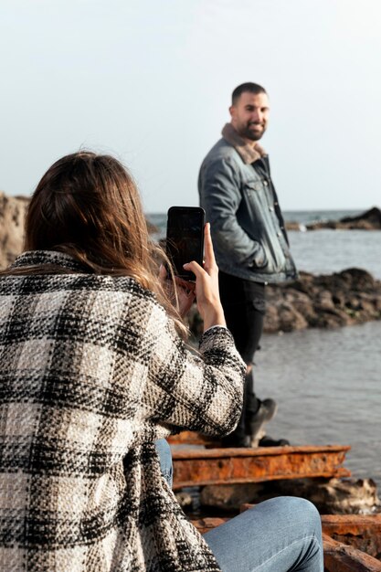 Donna del colpo medio che cattura le foto