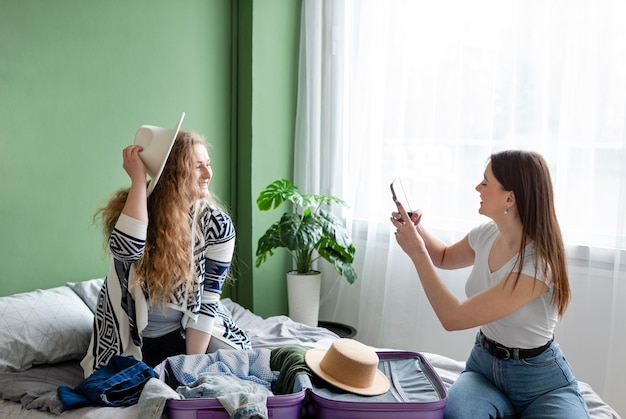 Donna del colpo medio che cattura le foto