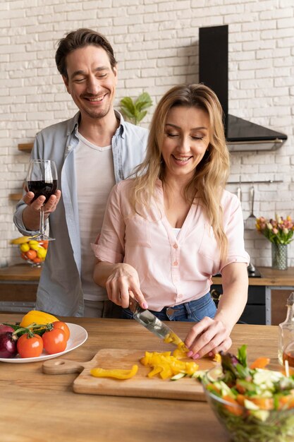 Donna del colpo medio che cucina