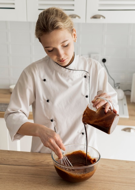 Donna del colpo medio che cucina