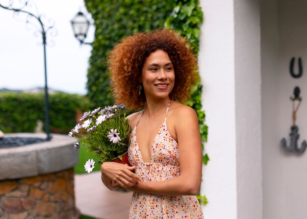 Donna del colpo medio che decora casa