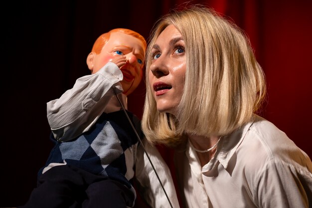 Donna del colpo medio che è ventriloquo