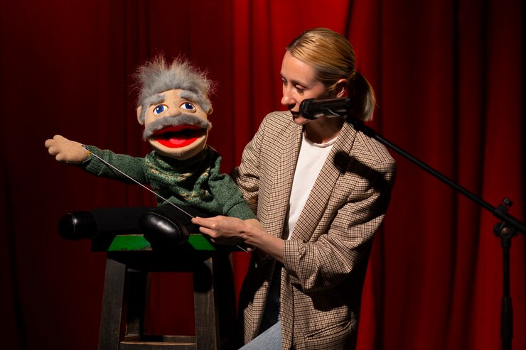Foto gratuito donna del colpo medio che è ventriloquo
