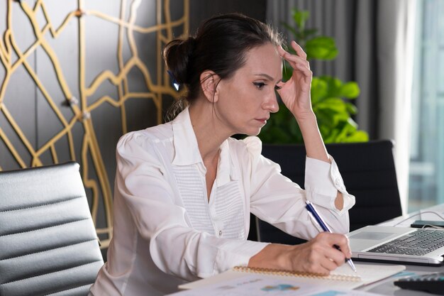 Donna del colpo medio che fa lavoro