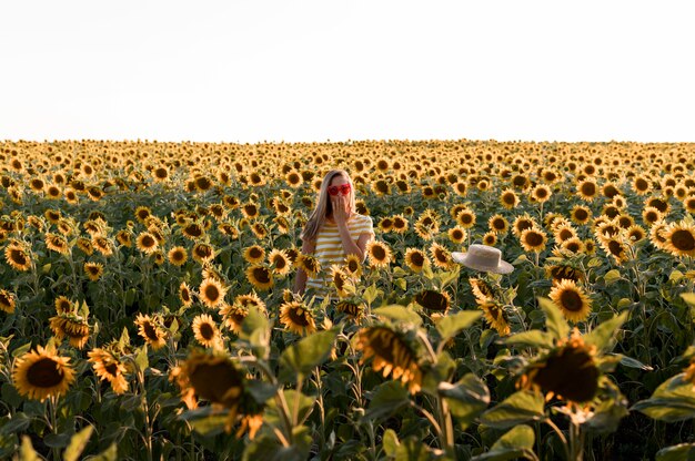 Donna del colpo medio che gode della natura