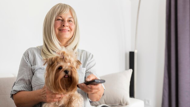 Donna del colpo medio che guarda tv