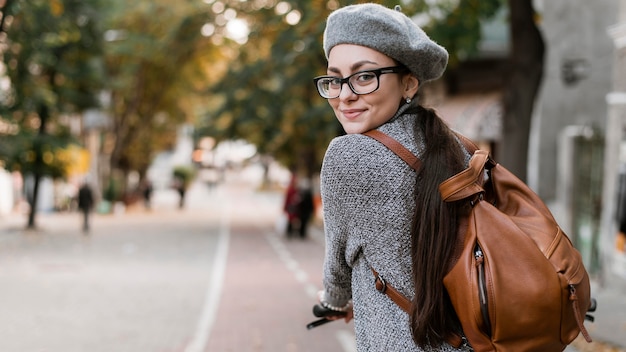 Donna del colpo medio che guida la bicicletta