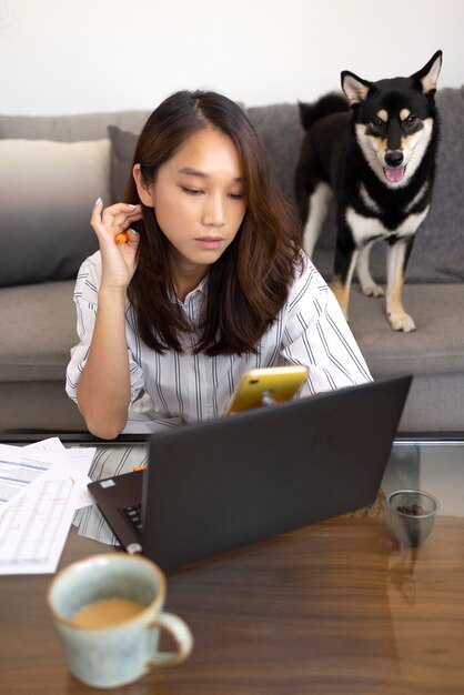 Donna del colpo medio che lavora al computer portatile