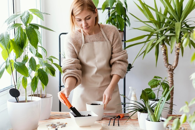 Donna del colpo medio che lavora all'interno