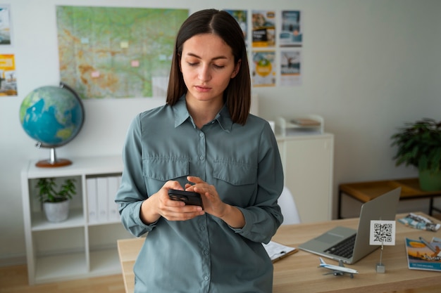 Donna del colpo medio che lavora come agente di viaggio