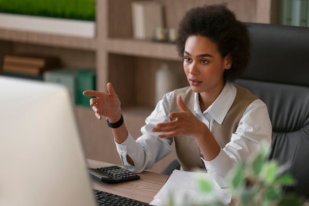 Donna del colpo medio che lavora come economista