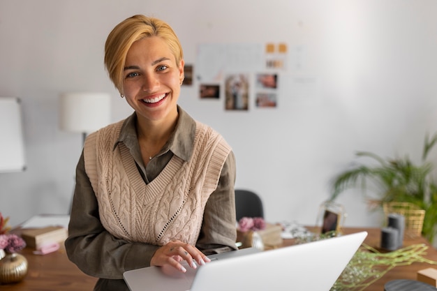 Donna del colpo medio che lavora come wedding planner