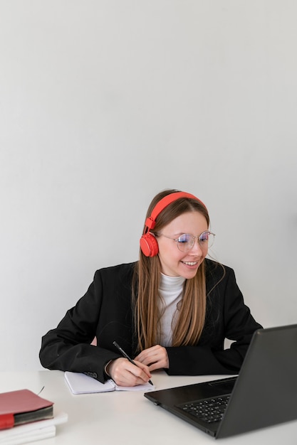 Donna del colpo medio che lavora con il computer portatile