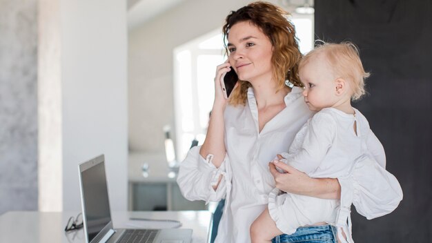 Donna del colpo medio che parla sul telefono