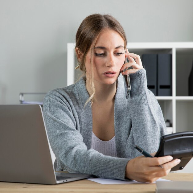 Donna del colpo medio che parla sul telefono