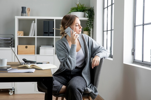 Donna del colpo medio che parla sul telefono