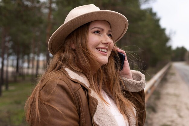 Donna del colpo medio che parla sul telefono