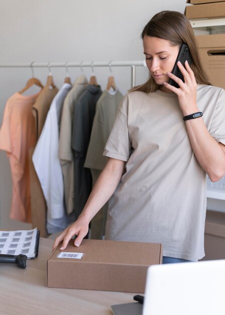 Donna del colpo medio che parla sul telefono