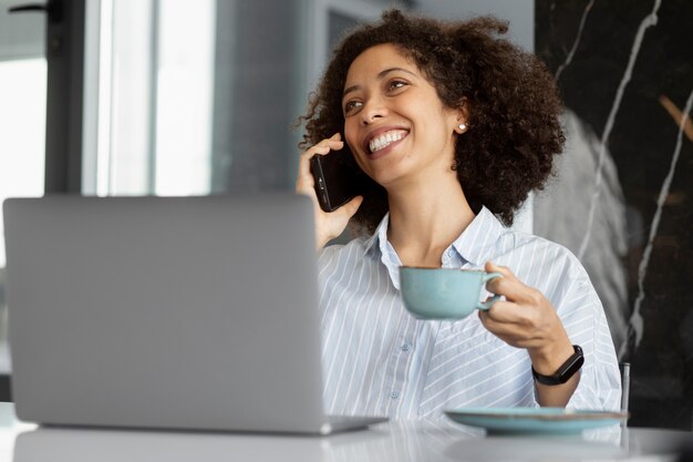 Donna del colpo medio che parla sul telefono