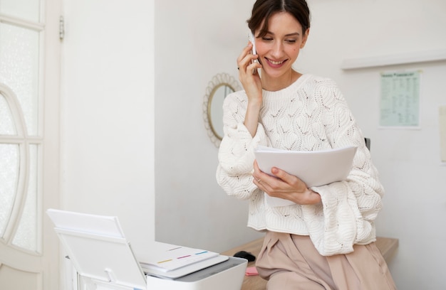 Donna del colpo medio che parla sul telefono