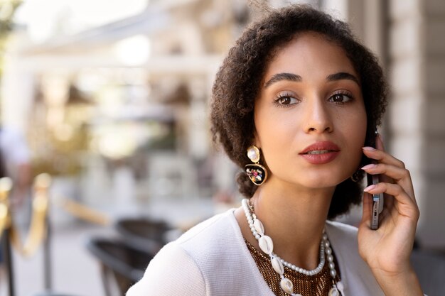 Donna del colpo medio che parla sul telefono