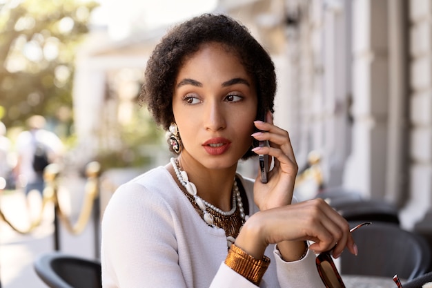 Donna del colpo medio che parla sul telefono