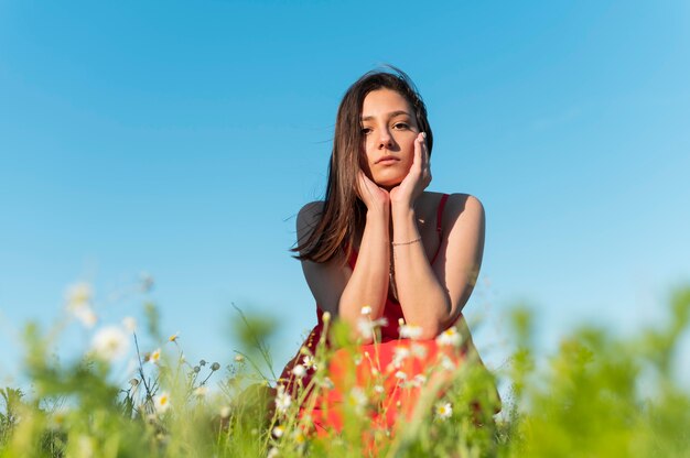 Donna del colpo medio che posa con i fiori