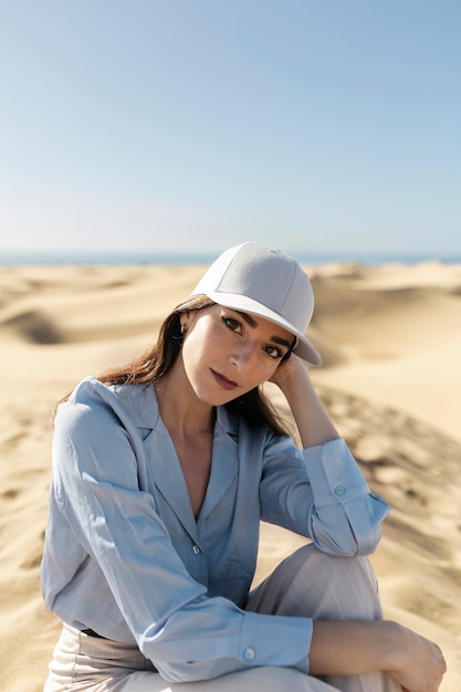 Donna del colpo medio che posa con il cappello del camionista