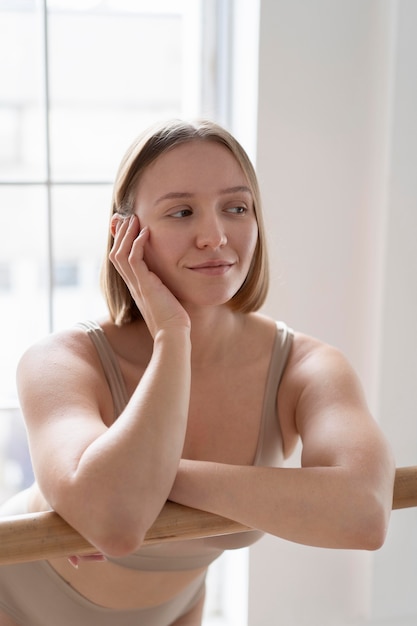 Donna del colpo medio che posa in biancheria intima