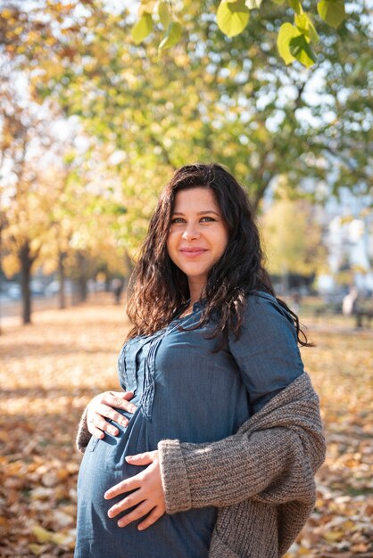 Donna del colpo medio che posa nel parco