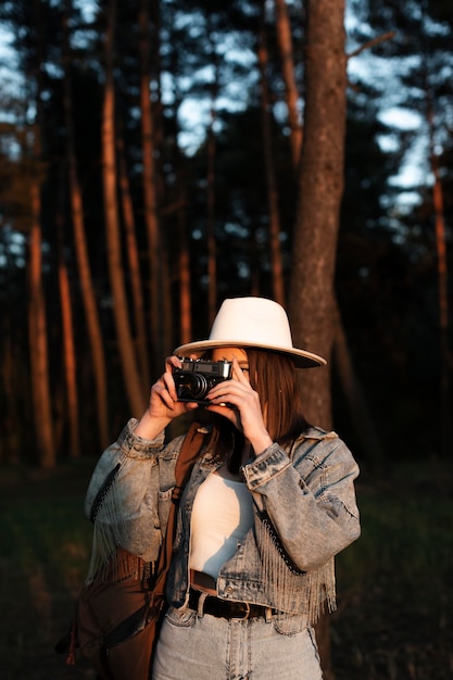 Donna del colpo medio che prende le foto