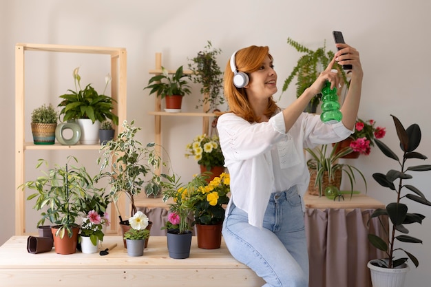 Donna del colpo medio che prende selfie