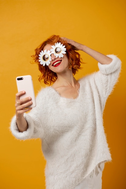 Donna del colpo medio che prende selfie