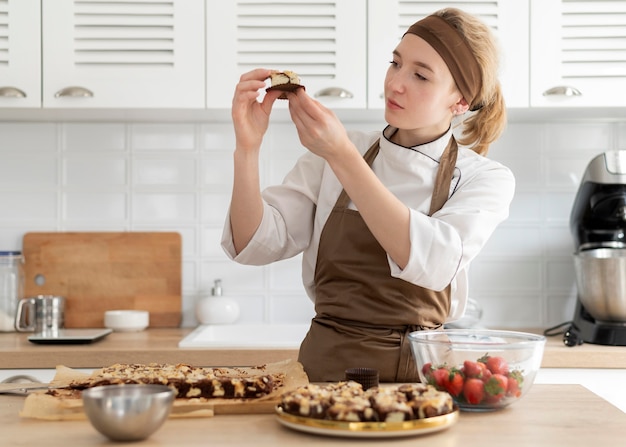 Donna del colpo medio che prepara il dessert