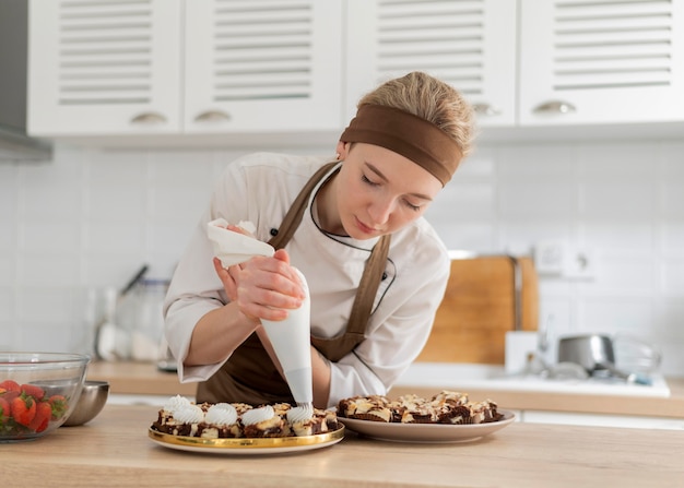 Donna del colpo medio che prepara il dessert