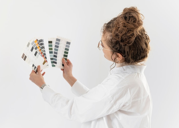 Donna del colpo medio che sceglie il colore