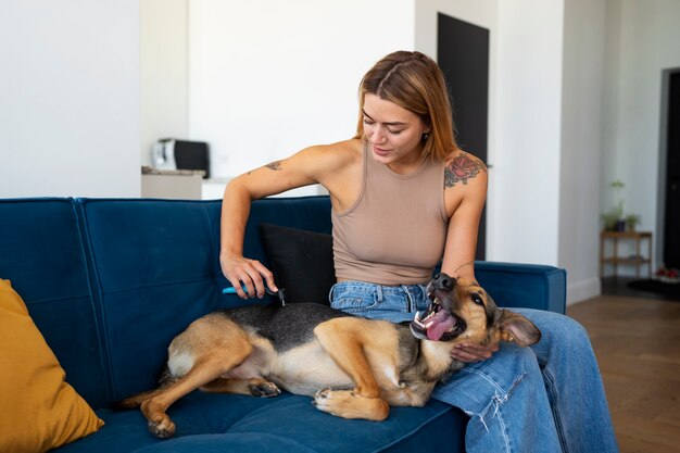 Donna del colpo medio che si prende cura del cane