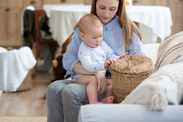 Donna del colpo medio che tiene bambino sveglio