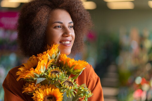 Donna del colpo medio con i bei girasoli