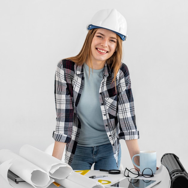 Donna del colpo medio con il casco a casa