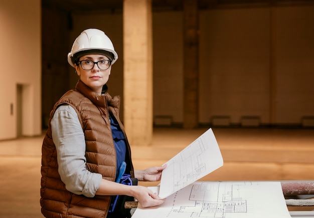 Donna del colpo medio con il casco al chiuso