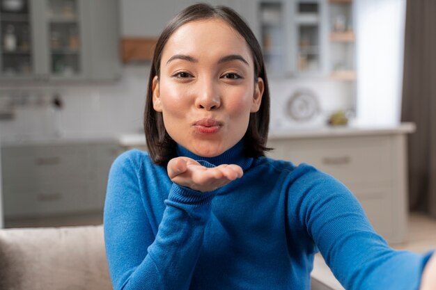 Donna del colpo medio con la faccia baciata