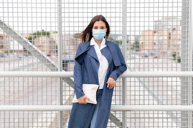 Donna del colpo medio con la posa della maschera