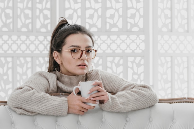 Donna del colpo medio con la tazza