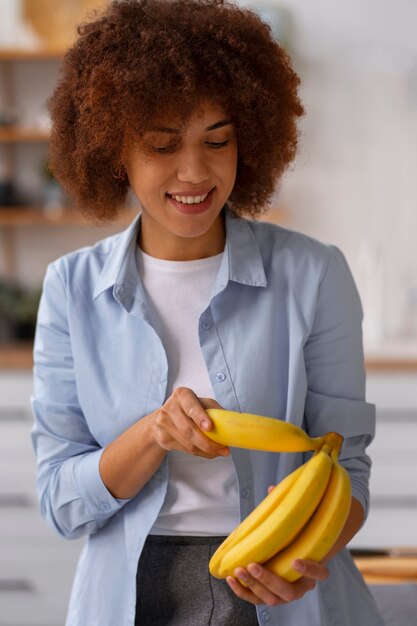 Donna del colpo medio con le banane