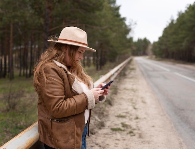 Donna del colpo medio con lo smartphone