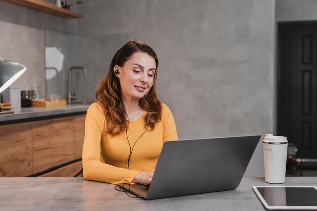 Donna del colpo medio in streaming in cucina